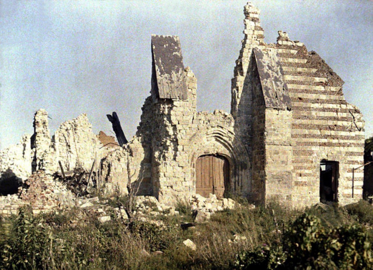 Pozostałości zniszczonego kościoła, Marchelepot, Somme, Francja, 1917 (autochrom) autorstwa Fernand Cuville