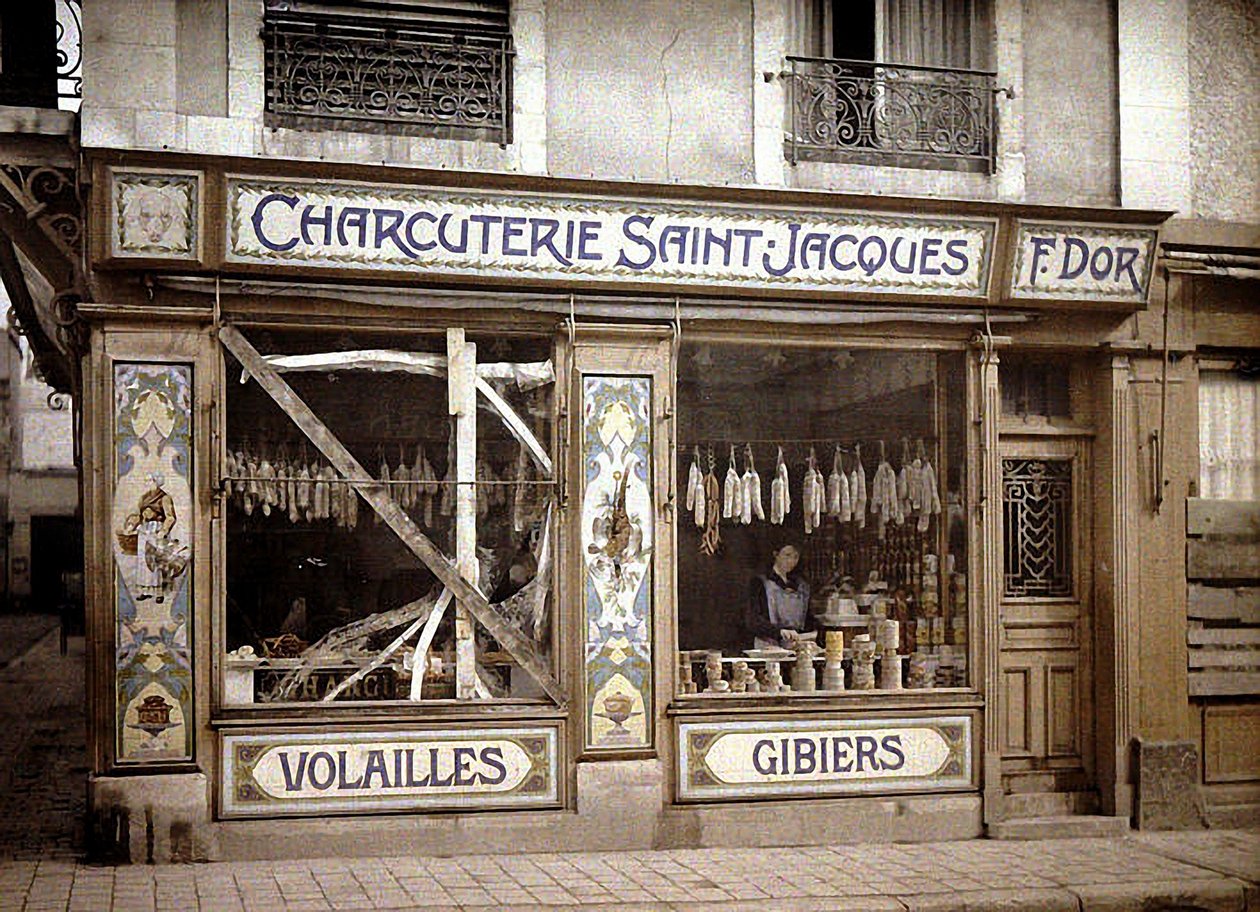 Kobieta w oknie sklepu mięsnego, Reims, Marne, Francja, 1917 (autochrom) autorstwa Fernand Cuville