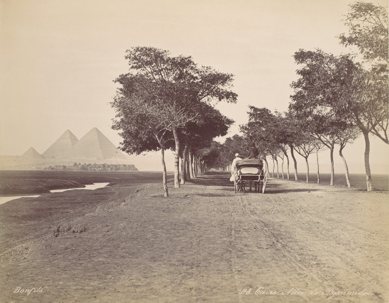 Kair. Aleja Piramid, ca. 1870. autorstwa Félix Bonfils