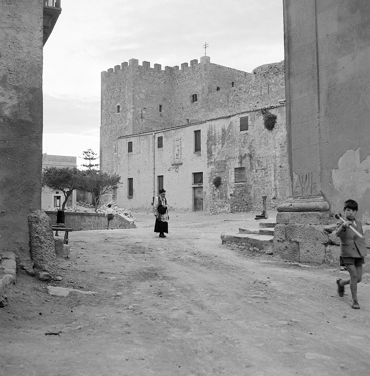 Widok na Salemi z zamkiem, Sycylia autorstwa Fosco Maraini
