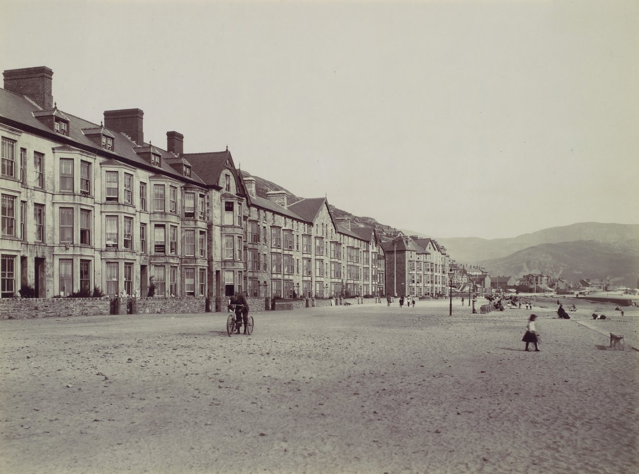 Barmouth. Taras morski i esplanada, lata 70. XIX wieku. autorstwa Francis Bedford