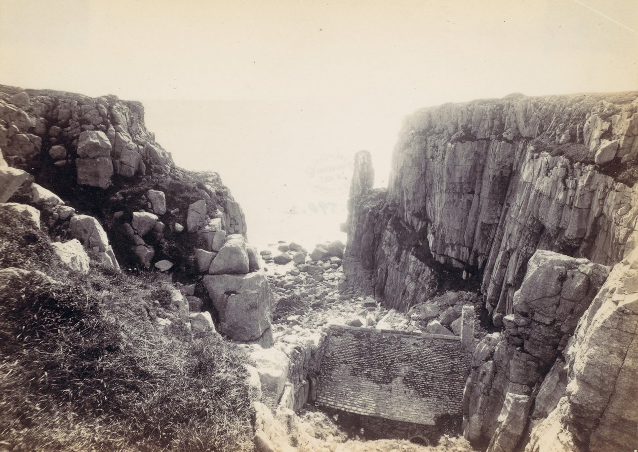 [Rocky Inlet with Seascape], lata 70. XIX wieku. autorstwa Francis Bedford