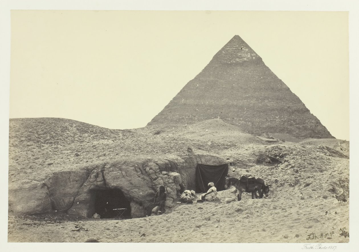 Groby skalne i piramida Belzoniego, Gizeh, 1857. autorstwa Francis Frith