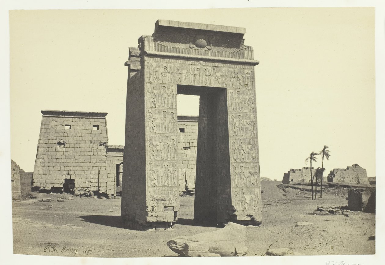 Rzeźbiona brama, Karnac, 1857. autorstwa Francis Frith