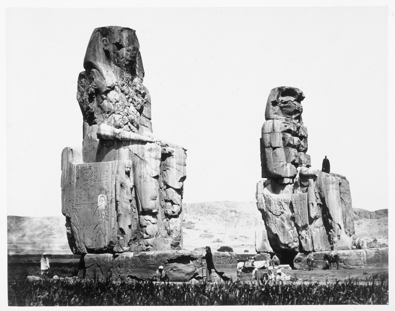 Kolosy Memnona, Teby, Egipt, 1860 autorstwa Francis Frith