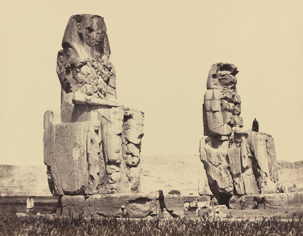Posągi Równiny, Teby, 1858. autorstwa Francis Frith