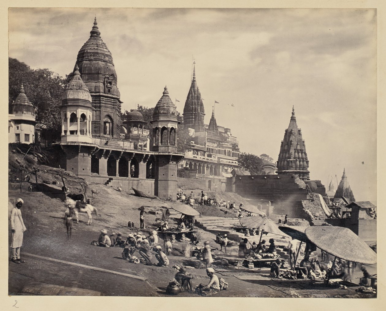 [Brzeg rzeki Ganges i Manikarnika Ghat]. autorstwa Francis Frith and Co.