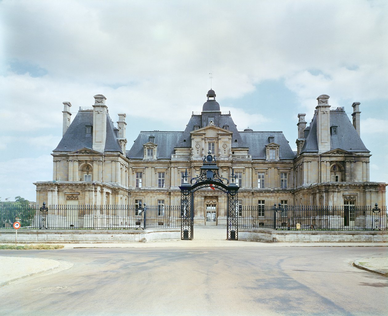 Widok na zachodnią fasadę zamku Chateau de Maisons-Laffitte, zbudowanego w latach 1642-51 autorstwa Francois Mansart