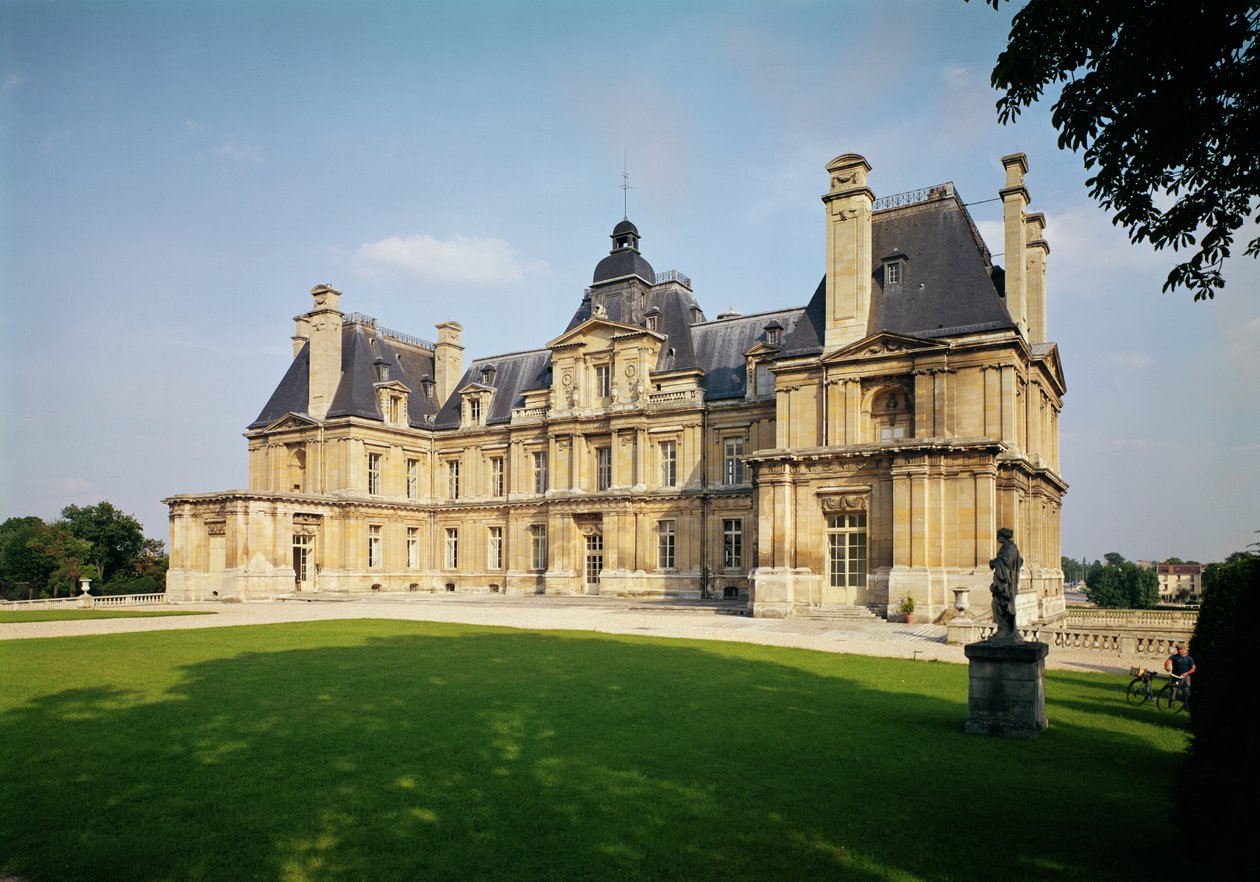 Widok na zachodnią fasadę zamku Chateau de Maisons-Laffitte, zbudowanego w latach 1642-51 autorstwa Francois Mansart