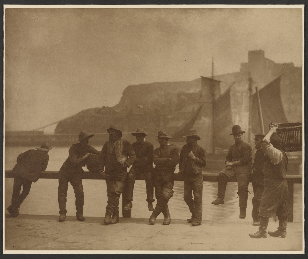 [Rybacy z Whitby na ogrodzeniu molo]. autorstwa Frank Meadow Sutcliffe