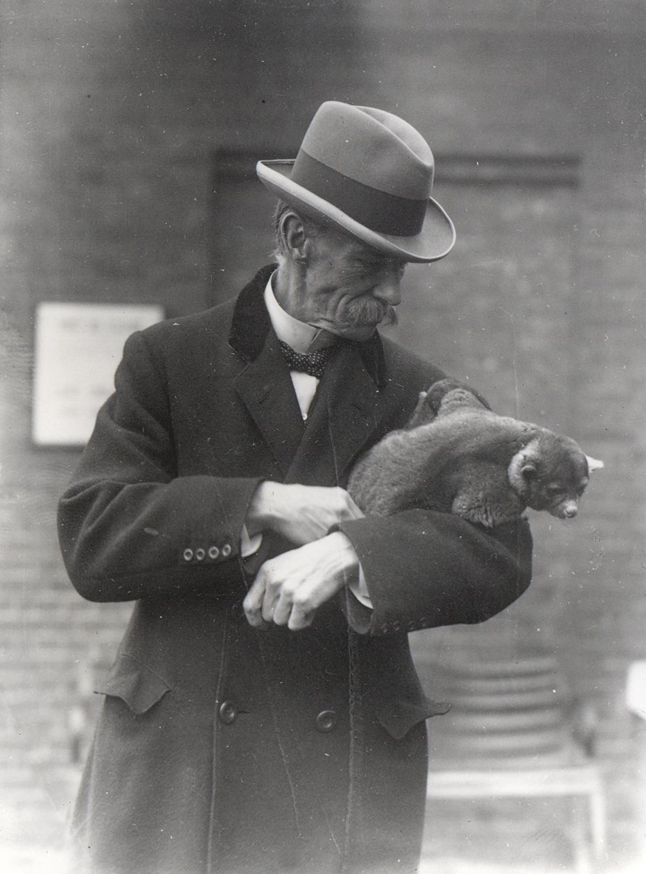 R. I. Pocock z kinkajou autorstwa Frederick William Bond