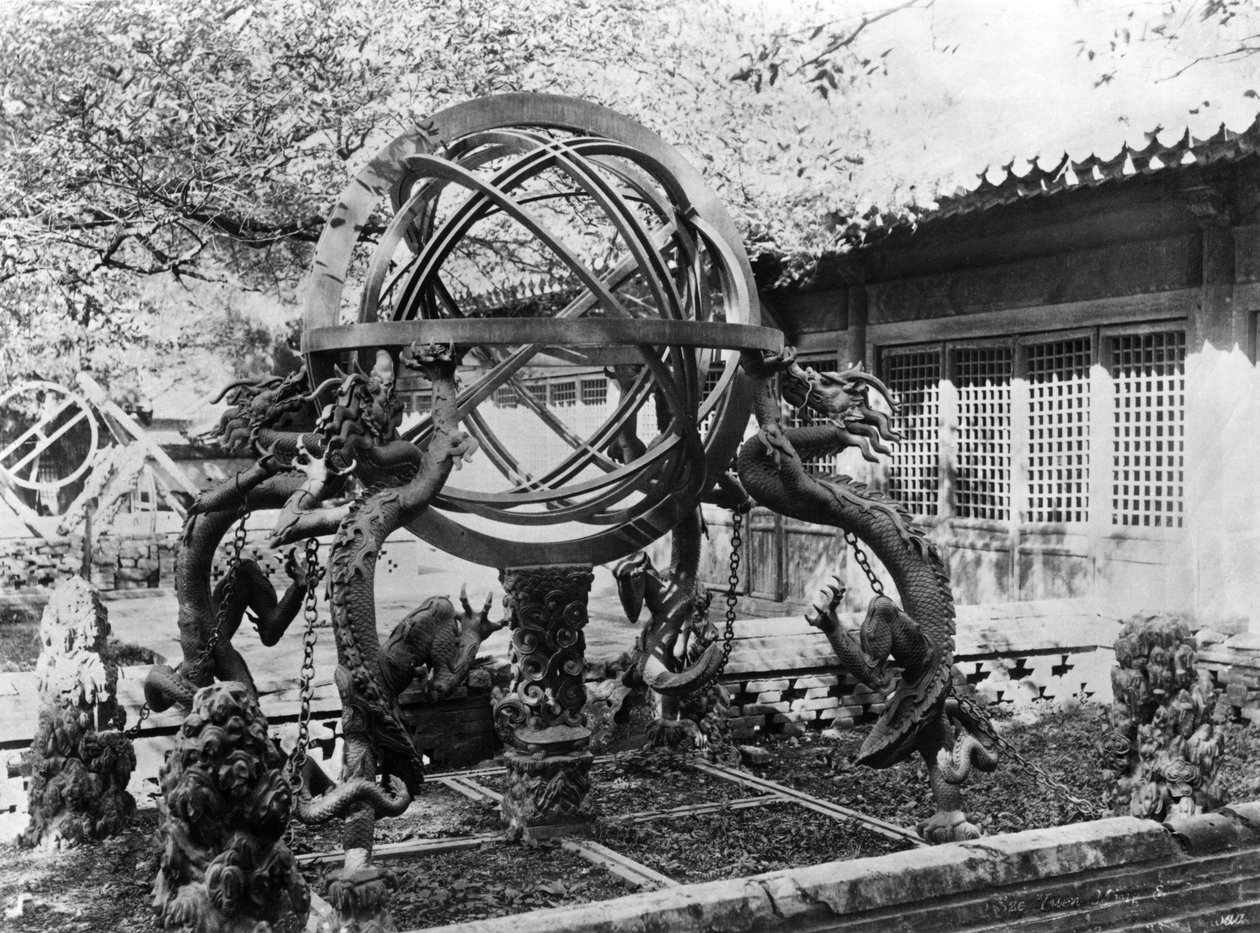 Instrumenty astronomiczne w Imperialnym Obserwatorium, Pekin, Chiny, ok. 1900 autorstwa French Photographer