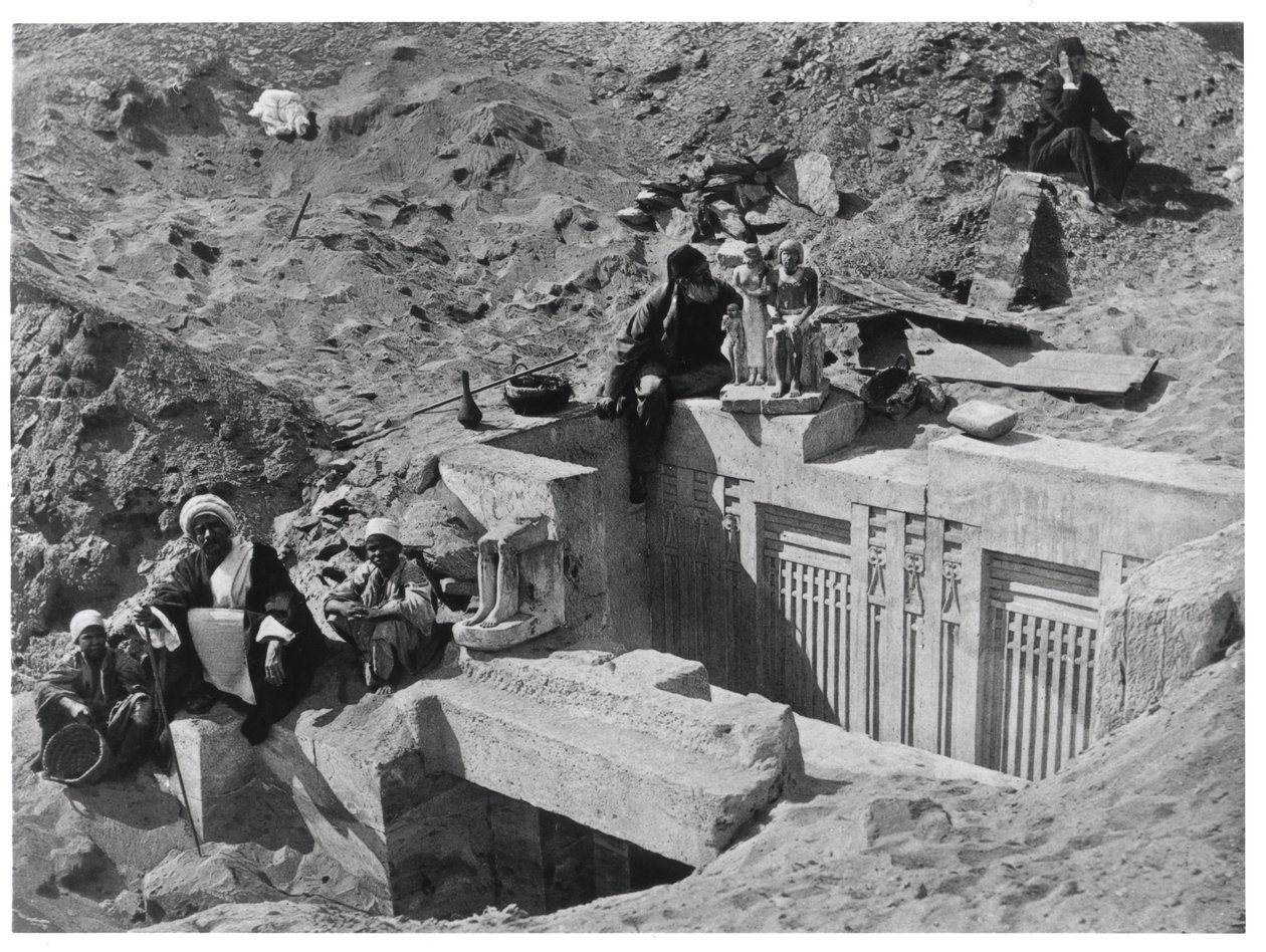 Auguste Mariette (1821-81) siedzący na mastabie podczas wykopalisk w Sakkarze, z Voyage dans la Haute Egypt, opublikowany w 1878 autorstwa French Photographer