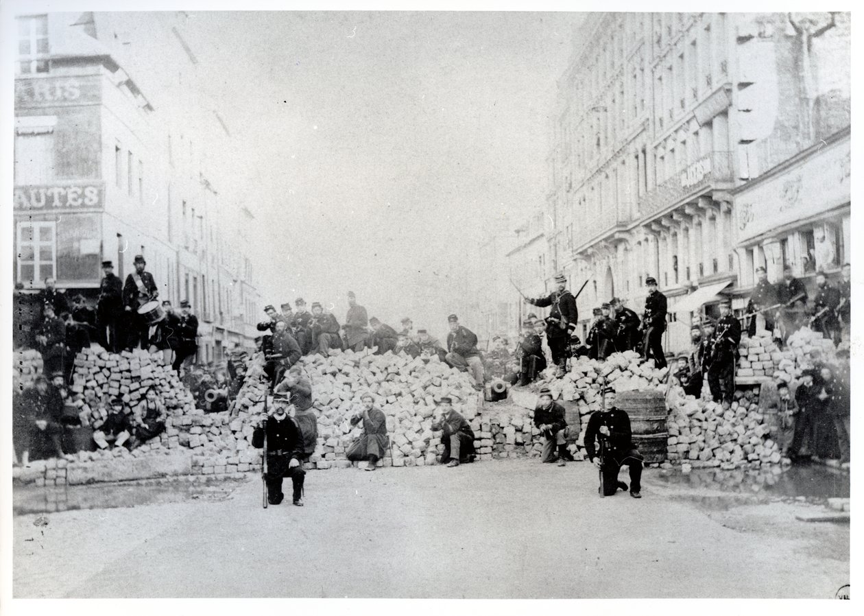 Barykada na Rue de Charonne podczas Komuny Paryskiej, 18 marca 1871 r. autorstwa French Photographer