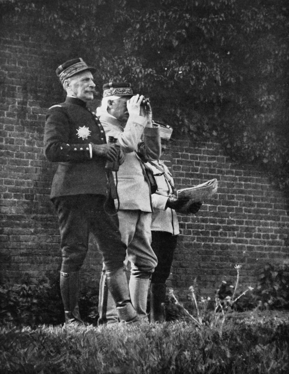 Dzień bitwy – generał Foch, dowódca sekcji armii, obserwuje jeden z etapów ofensywy w północnym Arras, 1915 autorstwa French Photographer