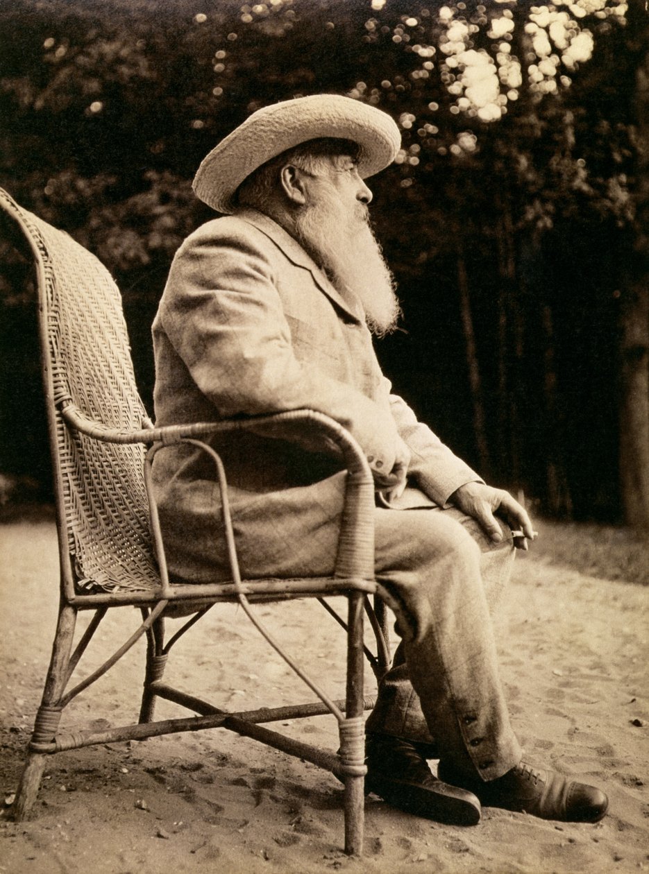 Claude Monet (1840-1926) w ogrodzie Giverny, 1915 (1840-1926) autorstwa French Photographer