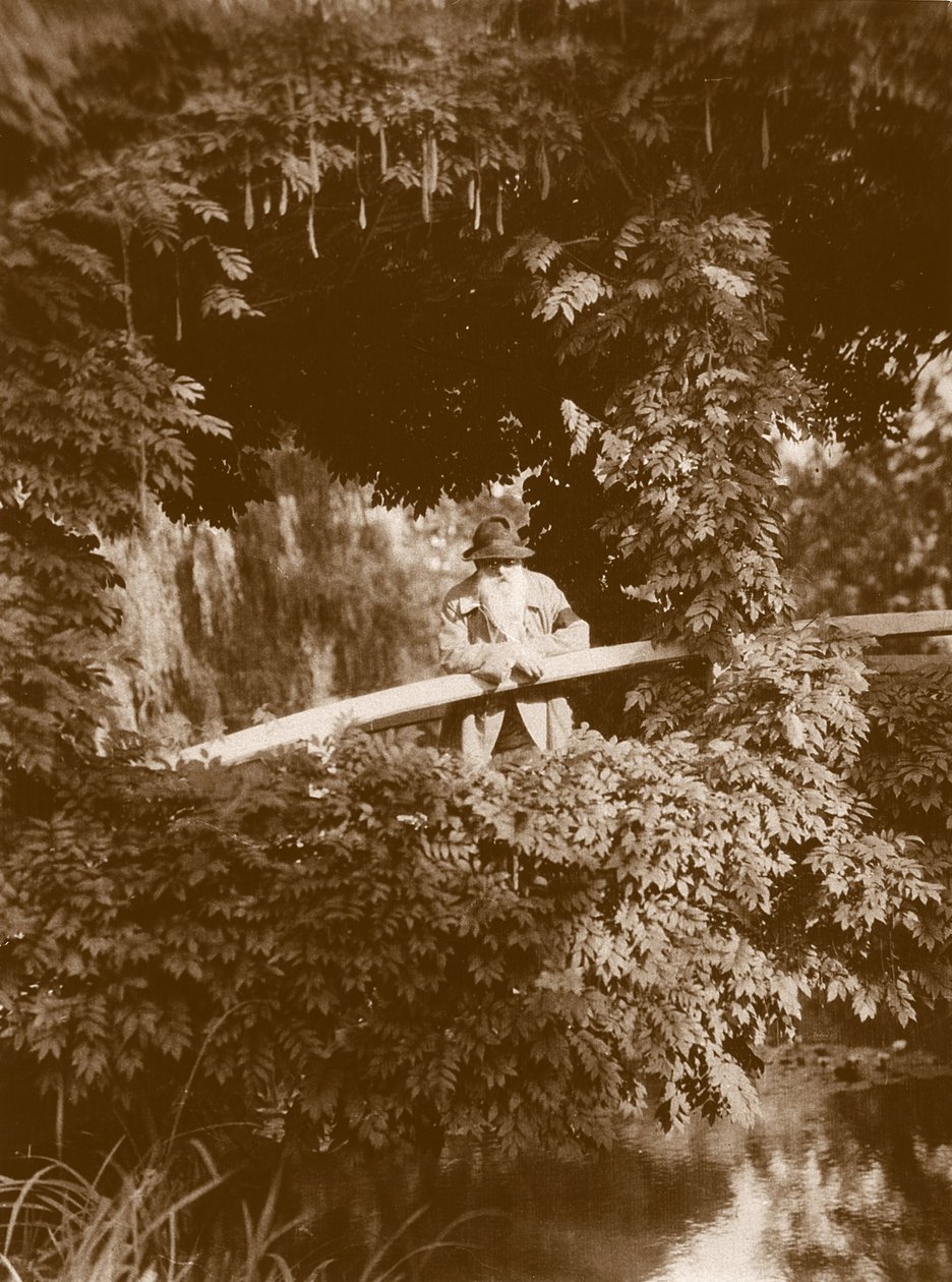 Claude Monet na Moście Japońskim w swoim ogrodzie w Giverny, ok. 1920 autorstwa French Photographer