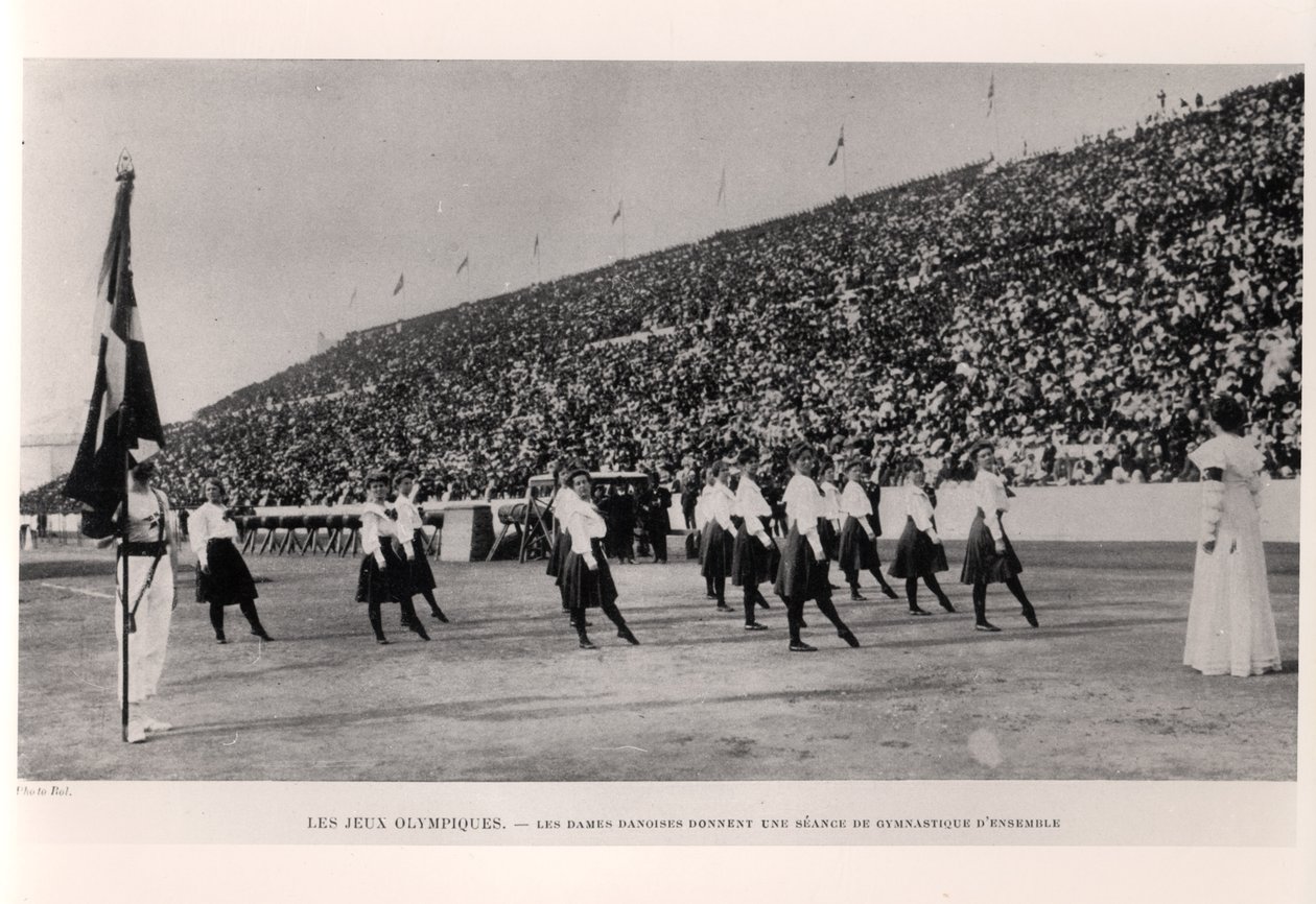 Duńskie kobiety dające pokaz grupowej sesji gimnastycznej na Igrzyskach Olimpijskich w Atenach, z Les Sports Modernes, 1906 autorstwa French Photographer