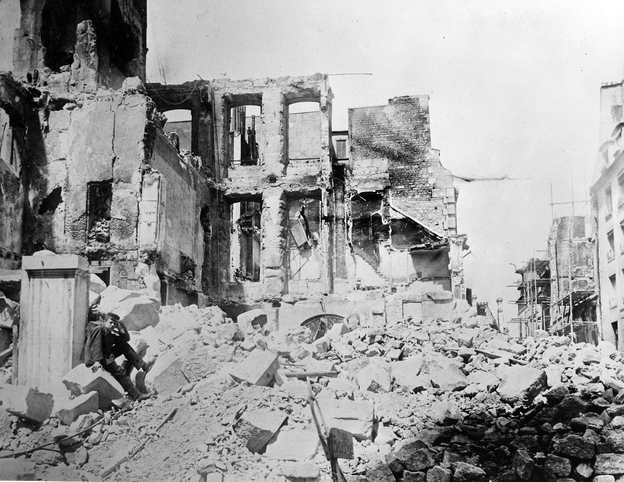 Zniszczenia spowodowane przez wojska pruskie podczas oblężenia Paryża, 1870 r. autorstwa French Photographer