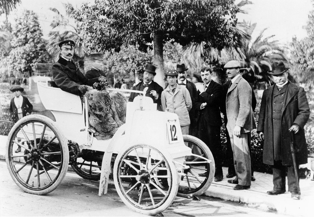 F. Charron, zwycięzca wyścigu Marsylia-Nicea, w samochodzie Panhard-Levassor na oponach Michelin, 1898 autorstwa French Photographer