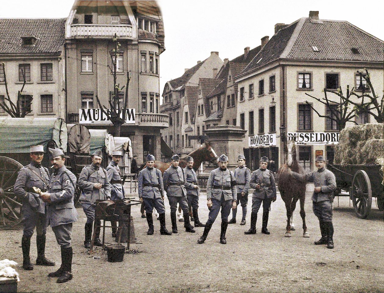 Żołnierze francuscy na rynku w Ratingen po zajęciu strefy zdemilitaryzowanej Nadrenii przez wojska belgijskie i francuskie, Niemcy, 1921 (autochrome) autorstwa French Photographer