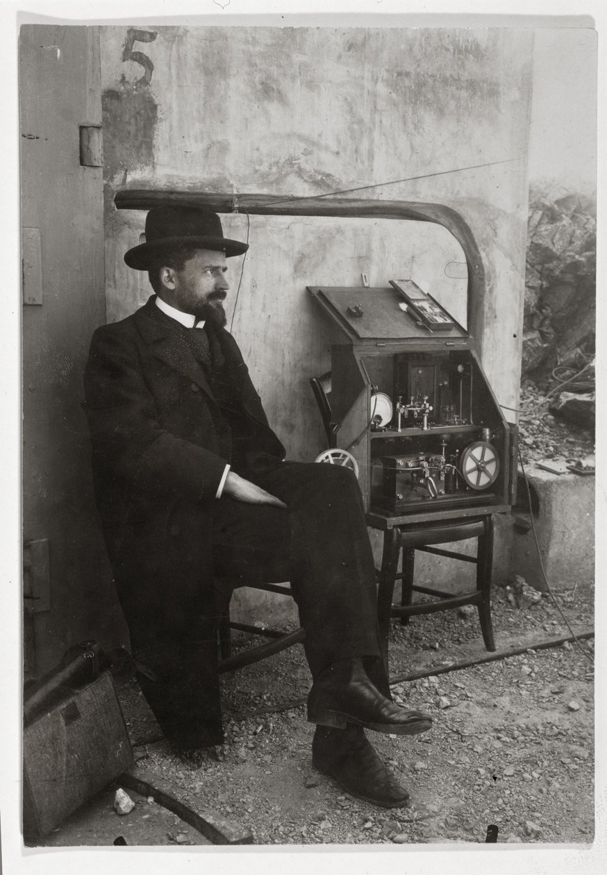 Gustave Ferrie obok swojej pierwszej maszyny TSF, ok. 1900 r. autorstwa French Photographer