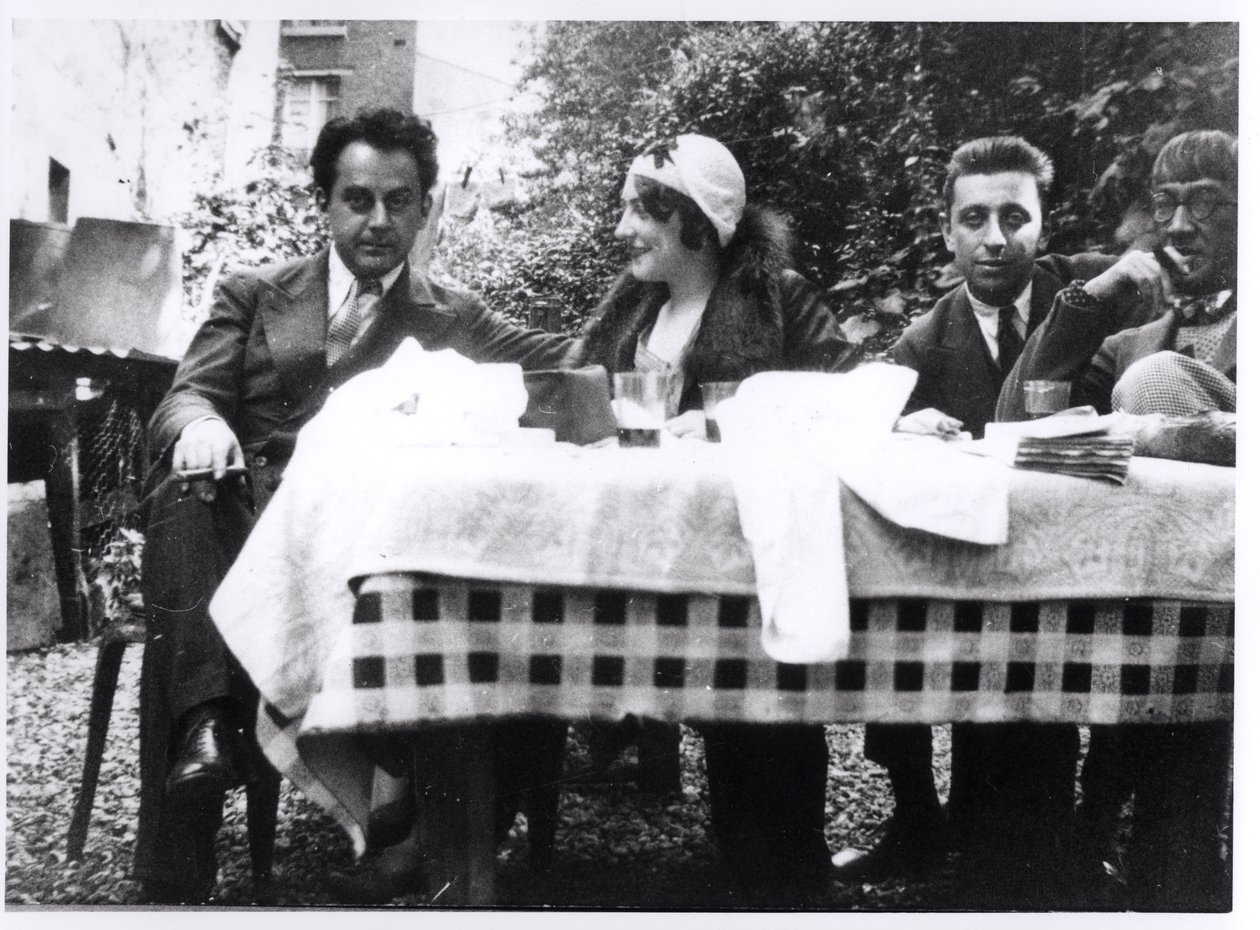 Man Ray (1890-1976) Madeline Ansbach, Robert Desnos (1900-45) i Leonard Foujita (1886-1968) c.1930 autorstwa French Photographer