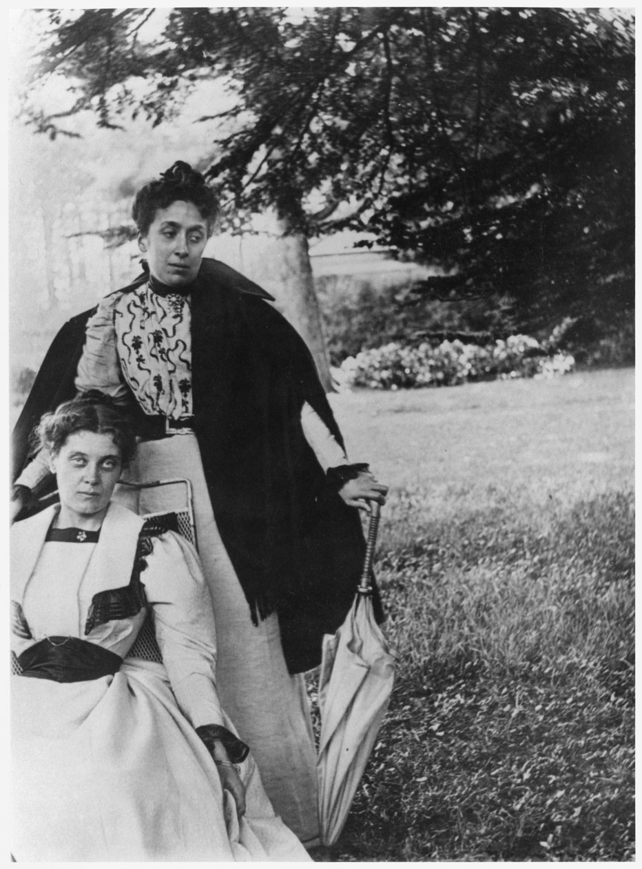 Mathilde Roberty i Madeleine Gide, ogród w Cuverville, ok. 1896 r. autorstwa French Photographer
