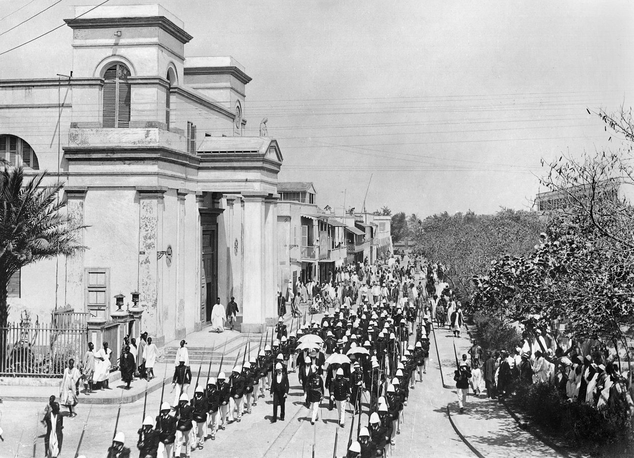 Parada wojskowa, Saint-Louis, Senegal, ok. 1900 autorstwa French Photographer