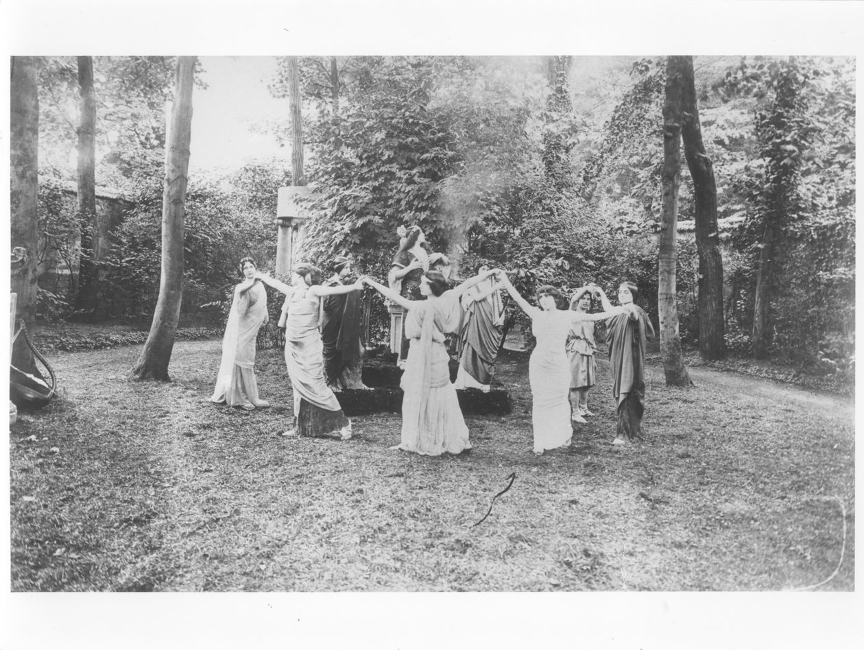 Nathalie Clifford Barney (1876-1972) z tancerzami ubranymi w togi autorstwa French Photographer