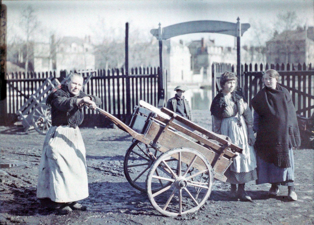 Stara kobieta z wozem na błotnistej drodze, z dwiema dziewczynkami i chłopcem, Francja, ok. 1914-18 (autochrom) autorstwa French Photographer