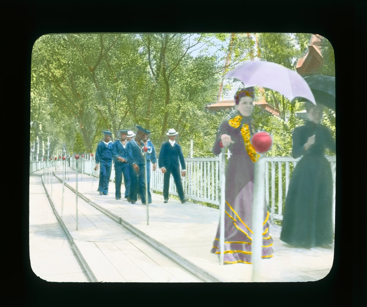 Ekspozycja Paryska: Ruchomy chodnik, Paryż, Francja, 1900 (zjeżdżalnia z latarnią) autorstwa French Photographer