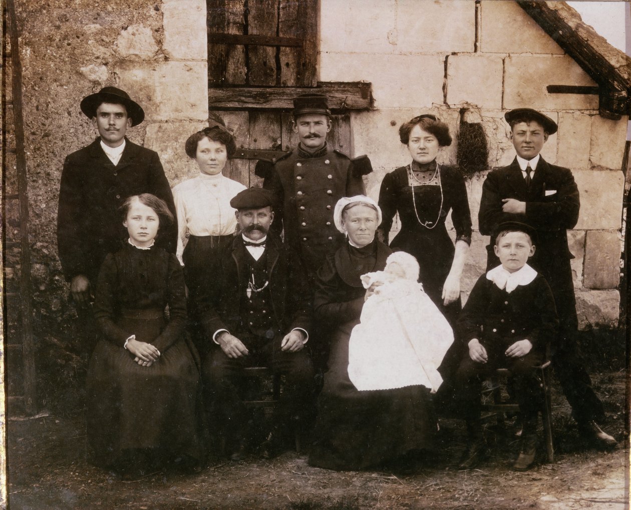 Chłopska rodzina z okolic Sarthe na chrzcie, koniec XIX wieku autorstwa French Photographer