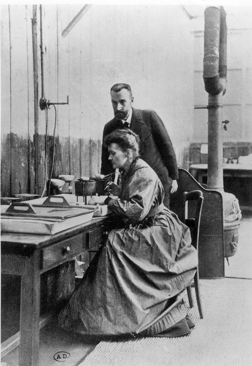 Pierre (1859-1906) i Marie Curie (1867-1934) w swoim laboratorium, ok. 1903 autorstwa French Photographer