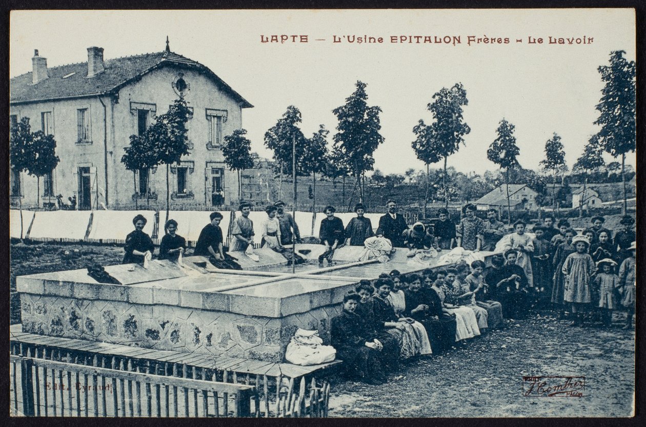 Pocztówka przedstawiająca myjnię fabryki Epitalon Freres w Lapte, Haute-Loire, ok. 1900 autorstwa French Photographer