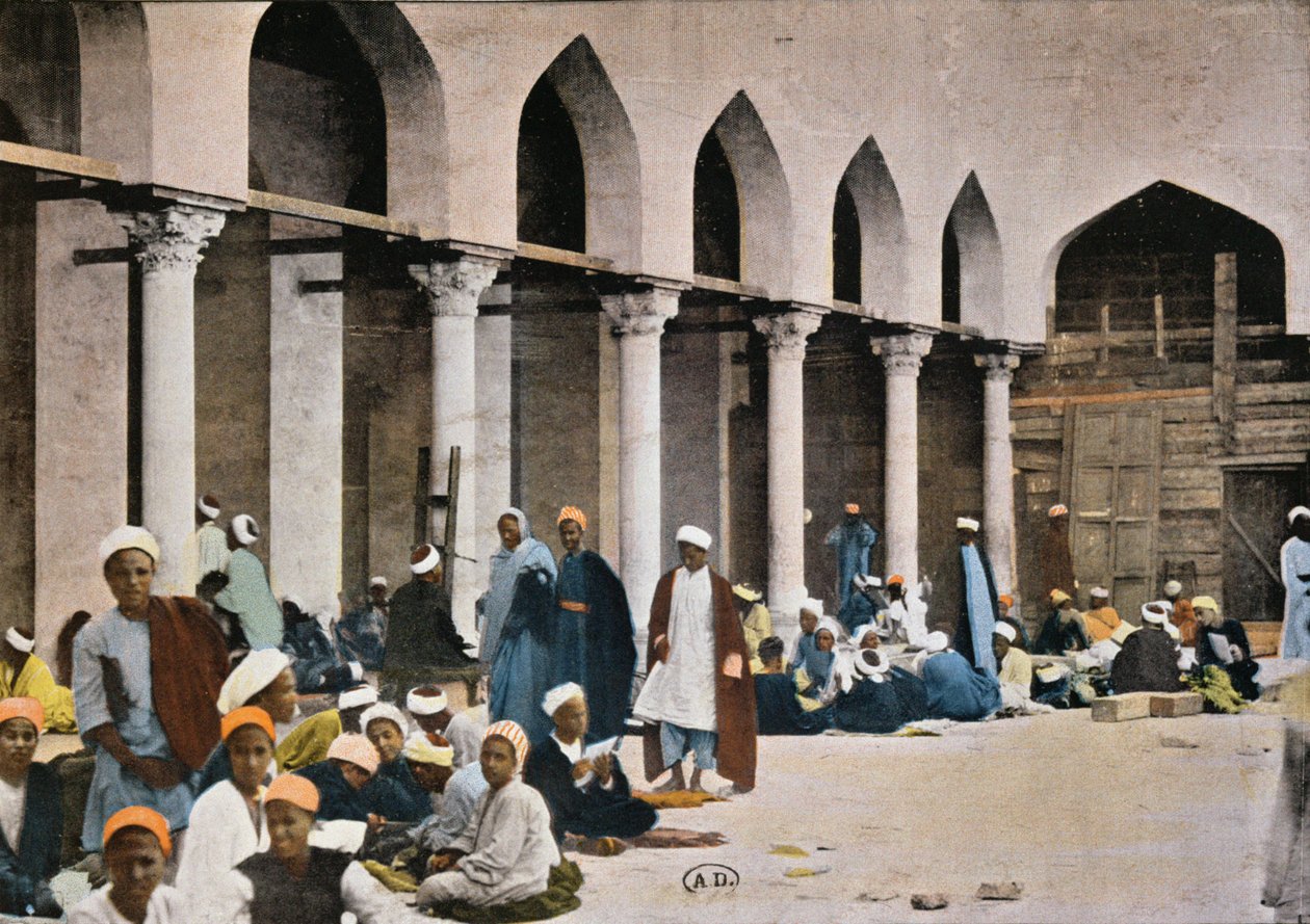 Uczniowie pobierający naukę na dziedzińcu meczetu Al-Azhar w Kairze, ok. 1900 (kolorowe zdjęcie) autorstwa French Photographer