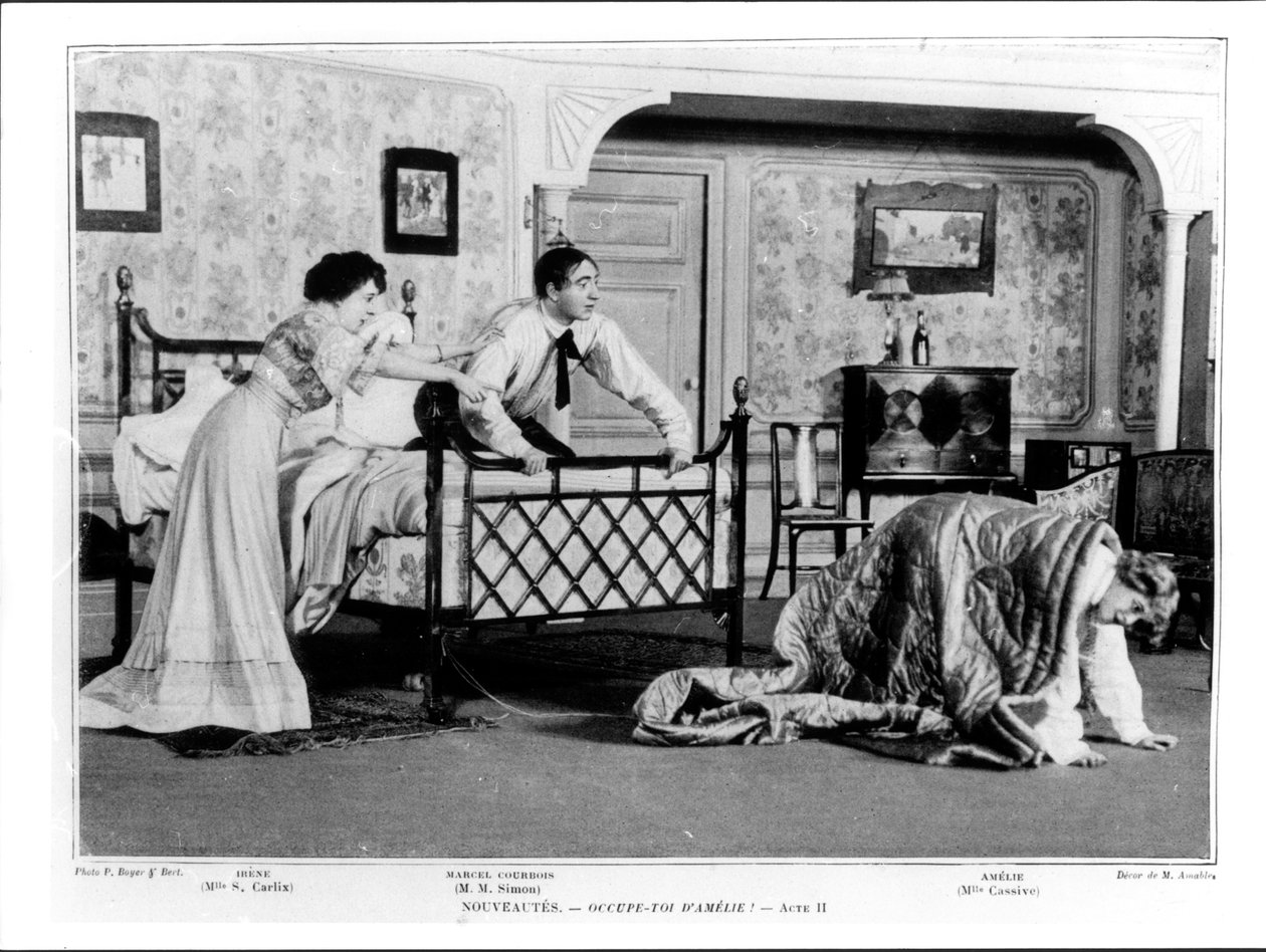 Scena z II aktu Occupe-Toi dAmelie autorstwa Georgesa Feydeau (1862-1921) 1908 autorstwa French Photographer
