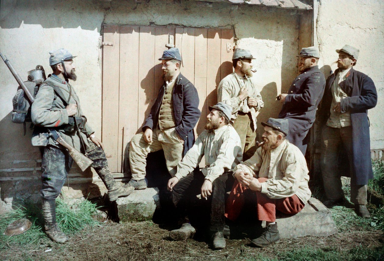 Siedmiu żołnierzy francuskich przed budynkiem, jeden z nich niesie broń i wyposażenie, Francja, ok. 1914-18 (autochrom) autorstwa French Photographer