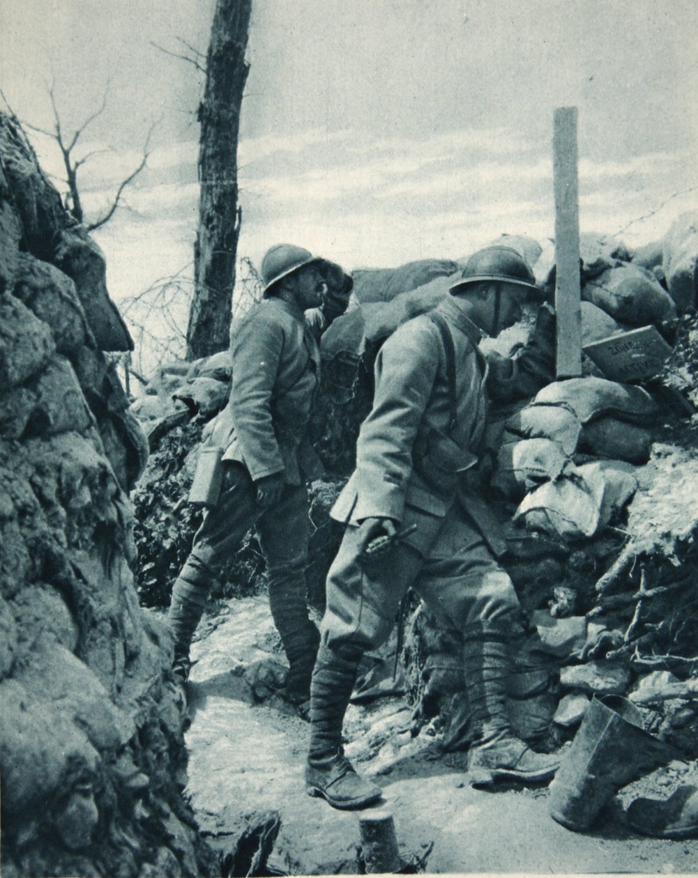 Front francuski: obserwowanie okopów wroga przez peryskop przed rzutem, ilustracja z The Illustrated War News, styczeń 1917 autorstwa French Photographer