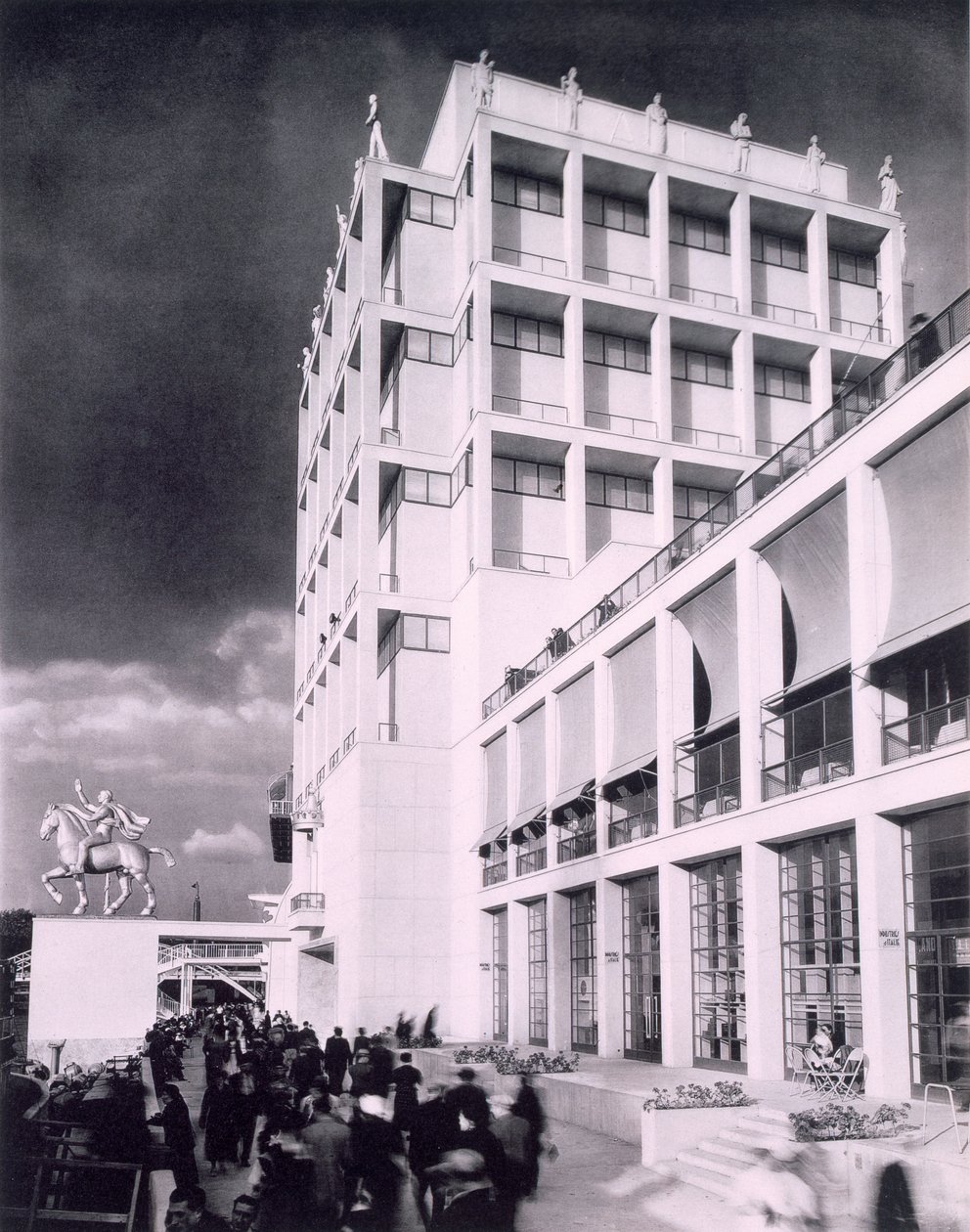 Włoski budynek na Międzynarodowej Wystawie Paryskiej, 1937 autorstwa French Photographer