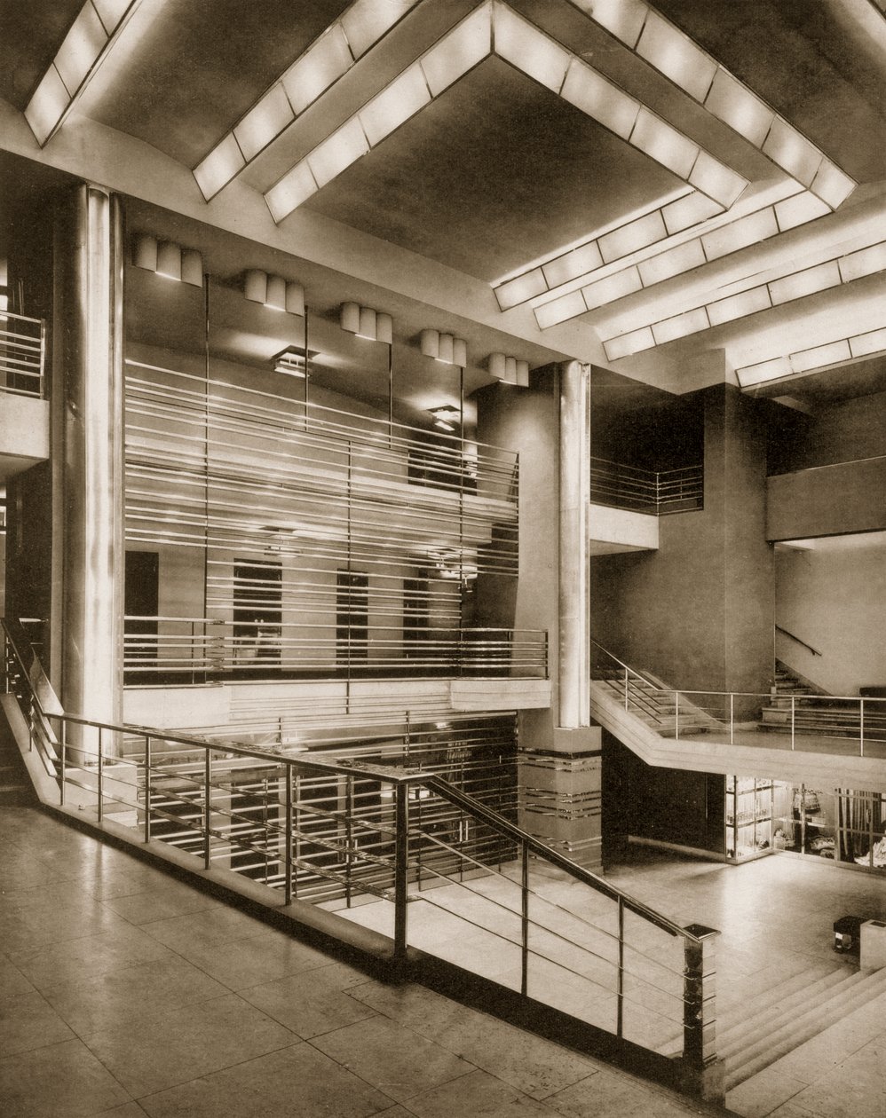 Klatka schodowa w holu i grillowany balkon Teatru Pigalle, lata 20. autorstwa French Photographer