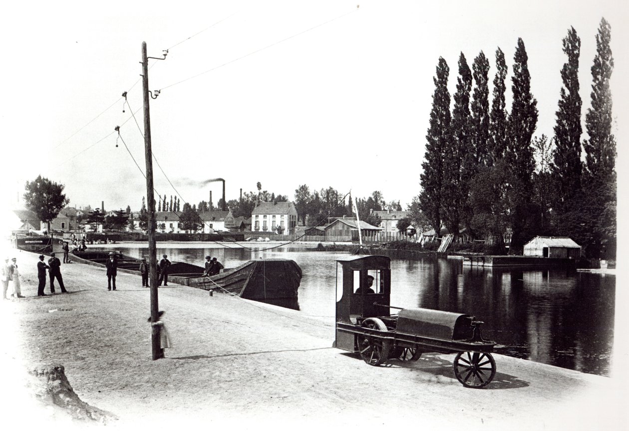 Ciągnik holujący łódź w Dijon, 1894-5 autorstwa French Photographer
