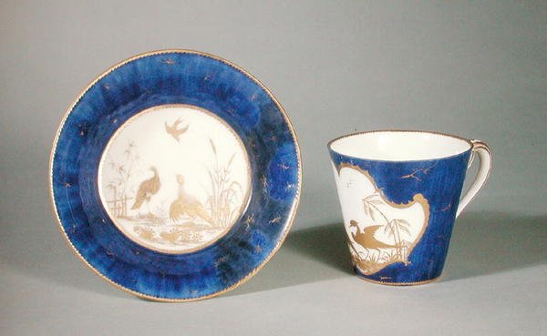 Filiżanka i spodek ozdobione ptakami na niebieskim tle, warsztat Vincennes (porcelana) autorstwa French School