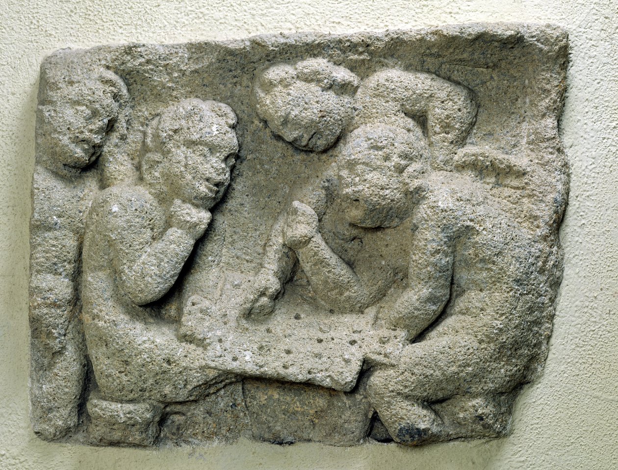 Putti grający latronculi (kamienie) autorstwa Gallo Roman