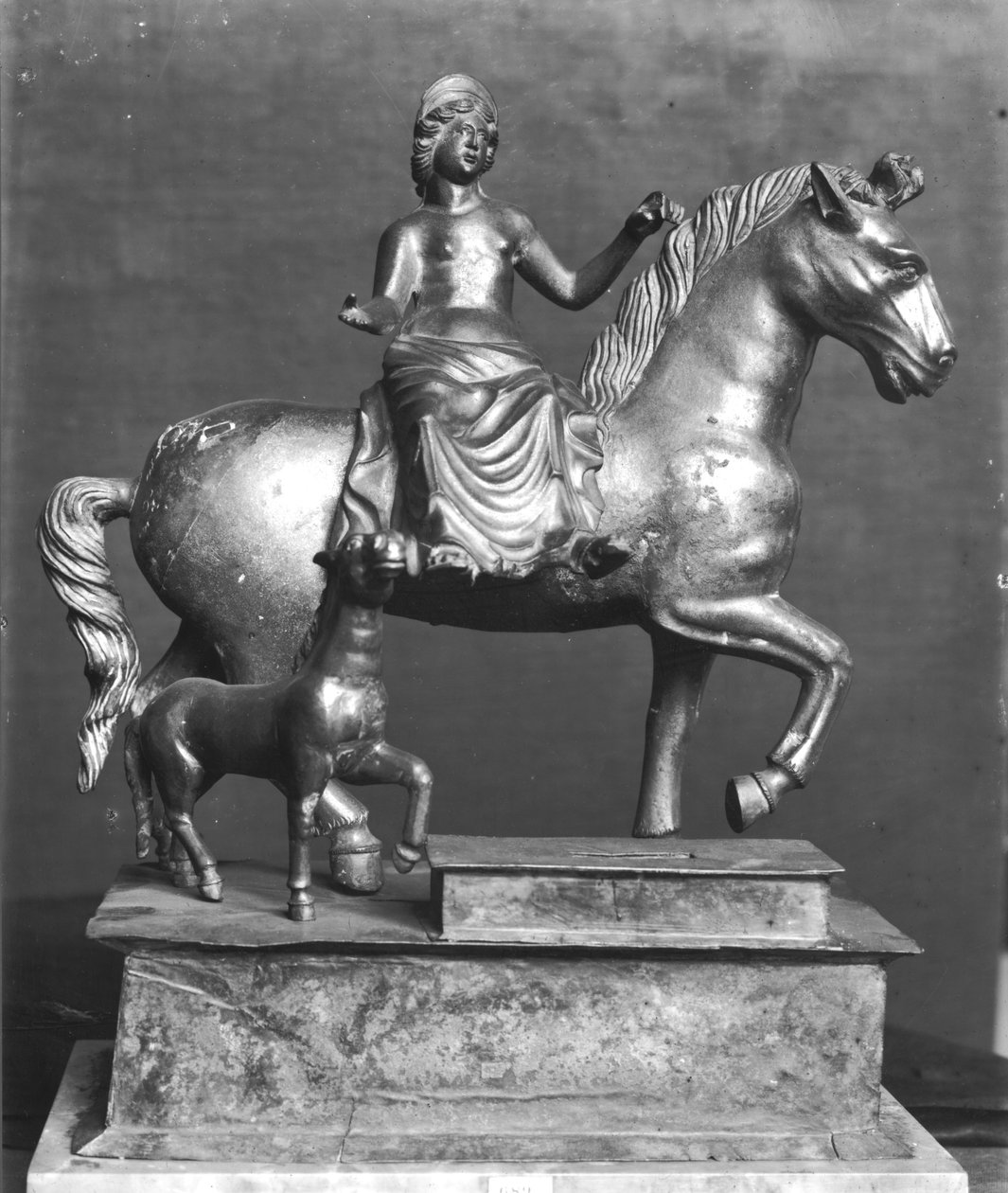 Statuetka Epony, galijskiej bogini, opiekunki koni, jeźdźców i podróżnych, z La Sarrazine, Jura, ok.50 pne-400 ne (brąz) autorstwa Gallo Roman