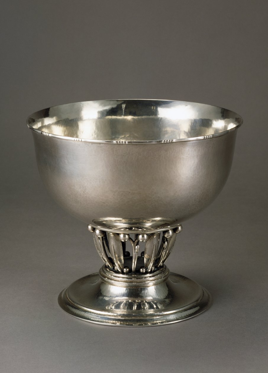 Młotkowana i dłutowana srebrna miska na owoce autorstwa Georg Jensen
