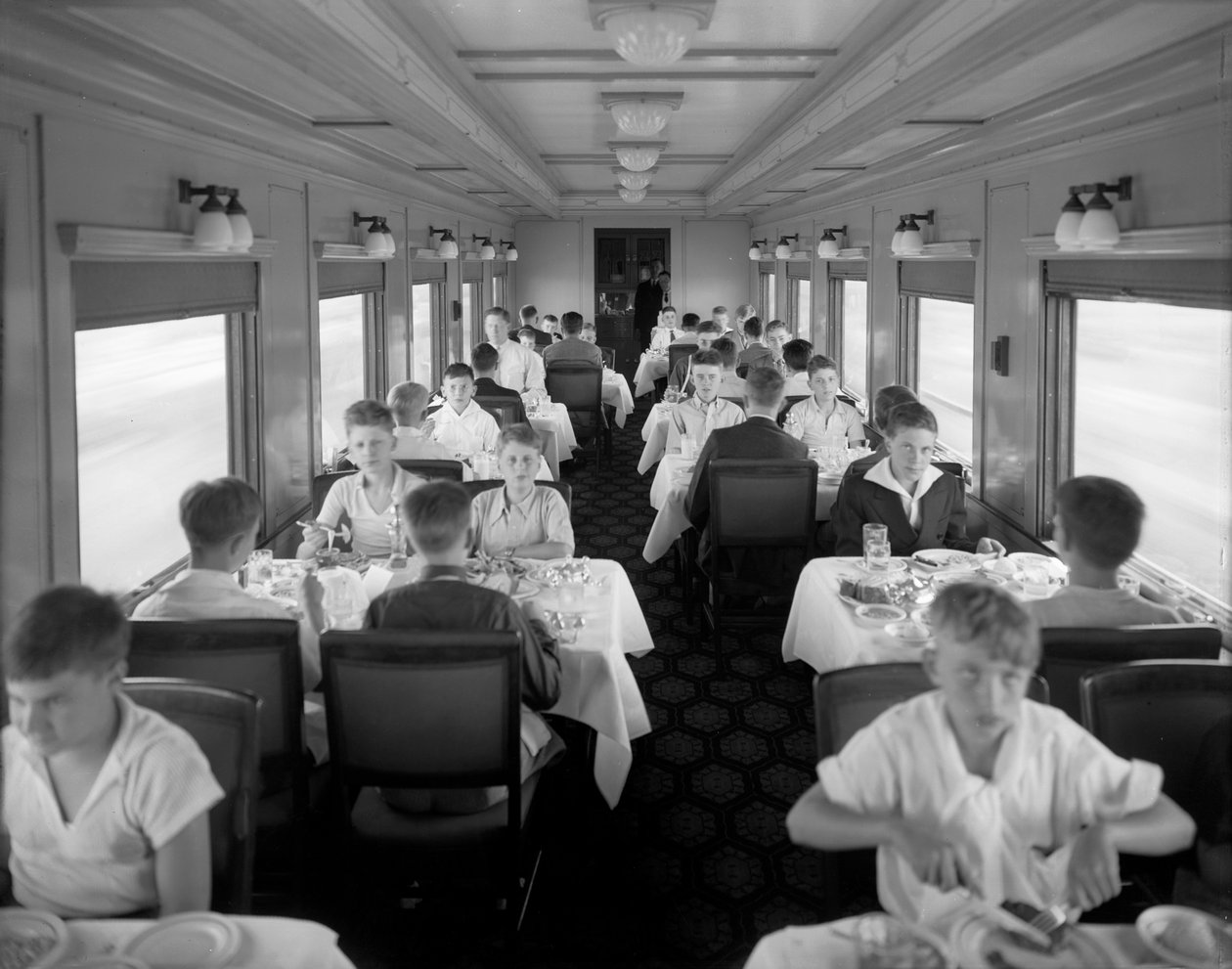 Wnętrze wagonu restauracyjnego DundRGW, ok. 1927 r. autorstwa George Lytle Beam
