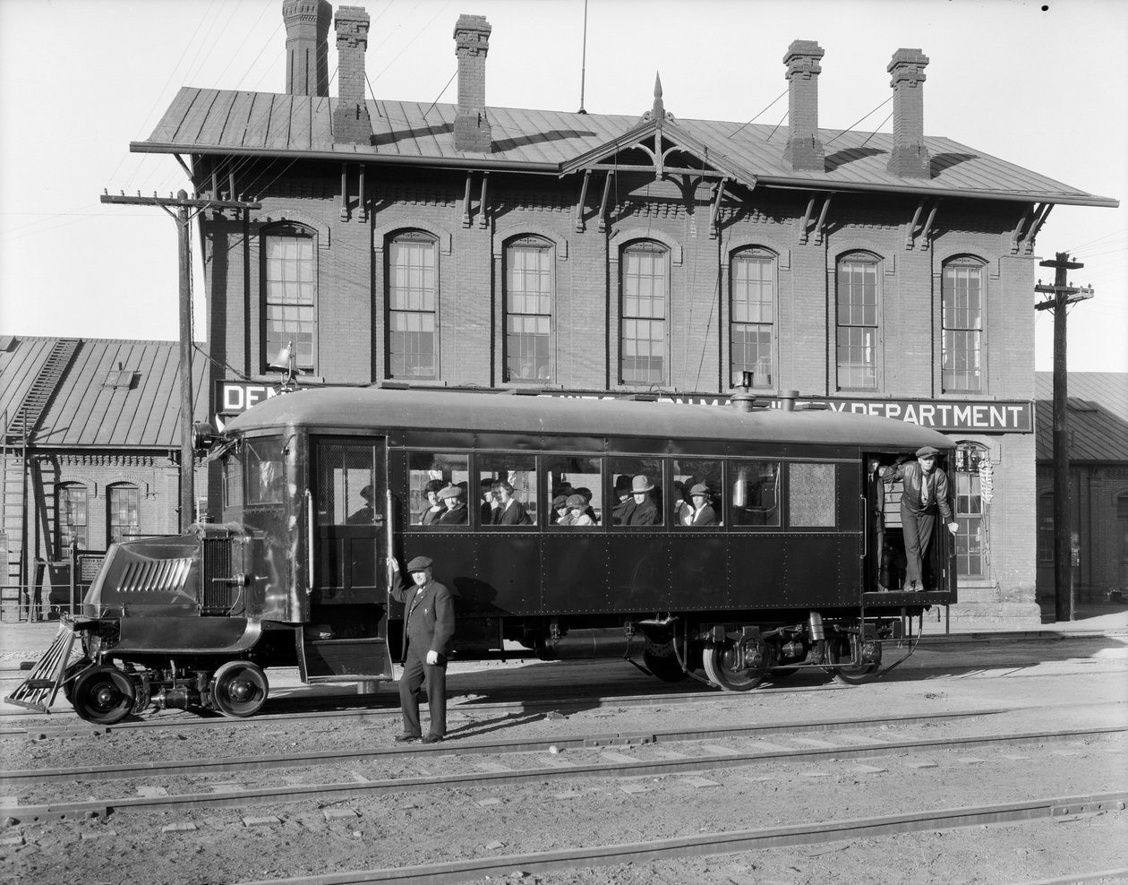Szynobus Mack na rozprawie w DundRGW Burnham Shops, 1926 autorstwa George Lytle Beam