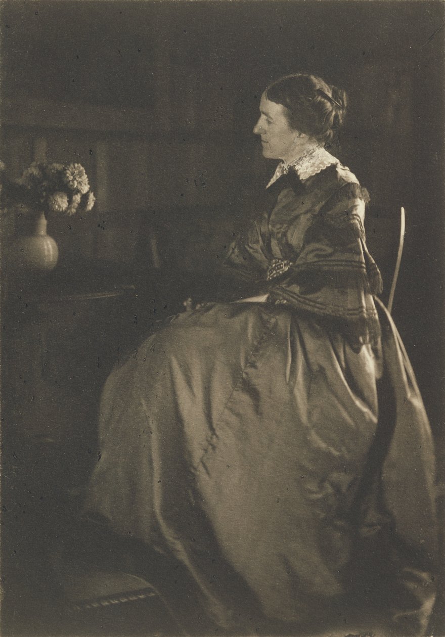 [Autoportret ze stołem i kwiatami]. autorstwa Gertrude Käsebier