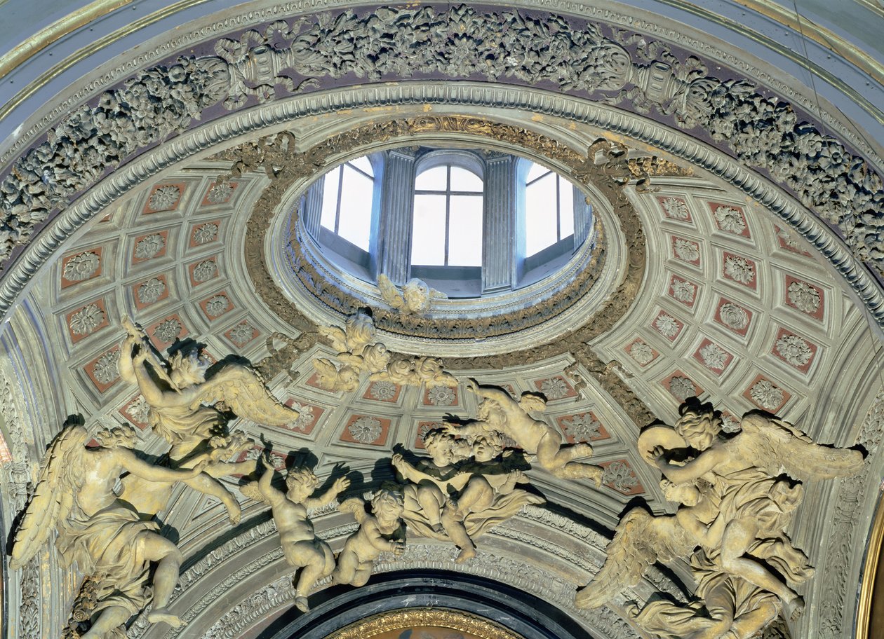 Widok na kopułę z anielskimi muzykami z kaplicy Fonseca (stiuk polichromowany) autorstwa Gian Lorenzo Bernini